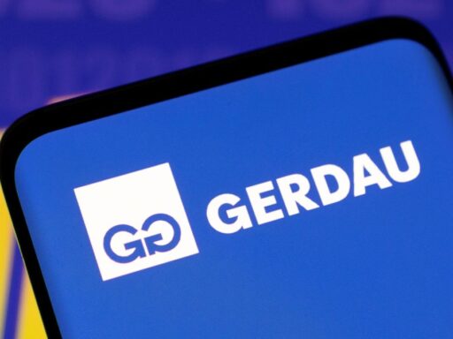 Logotipo da Gerdau em ambiente industrial.