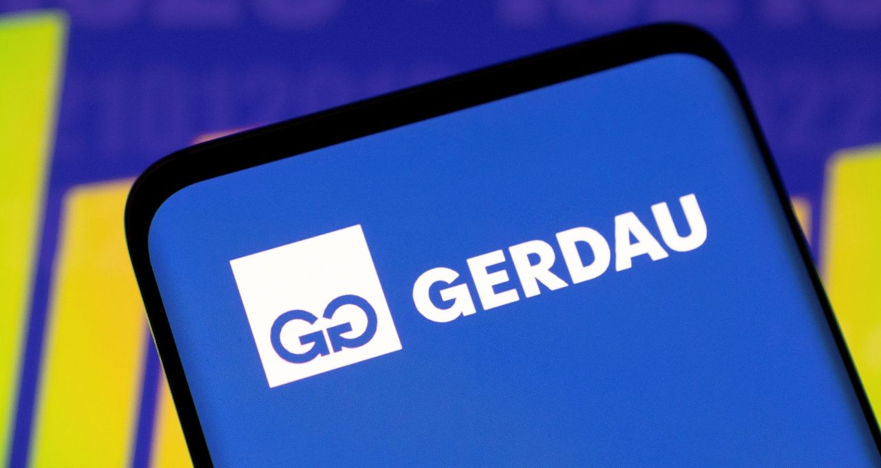 Logotipo da Gerdau em ambiente industrial.