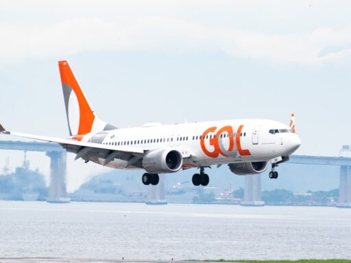Aeronaves da Gol e Azul em aeroporto brasileiro.