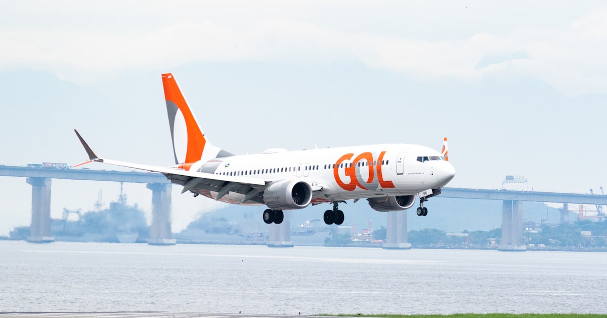 Aeronaves da Gol e Azul em aeroporto brasileiro.