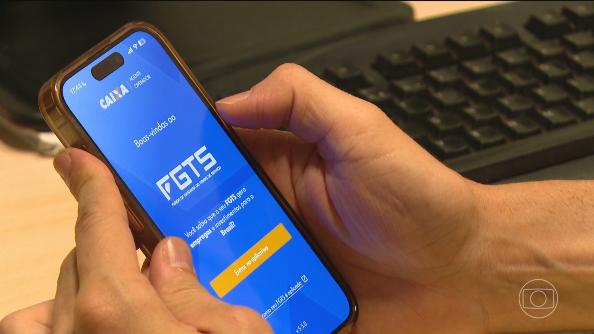 Celular sendo utilizado para operações financeiras relacionadas ao FGTS.