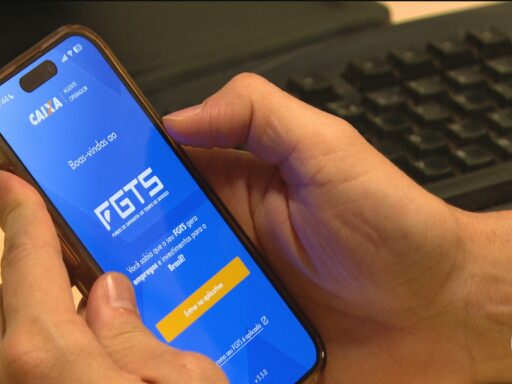 Celular sendo utilizado para operações financeiras relacionadas ao FGTS.