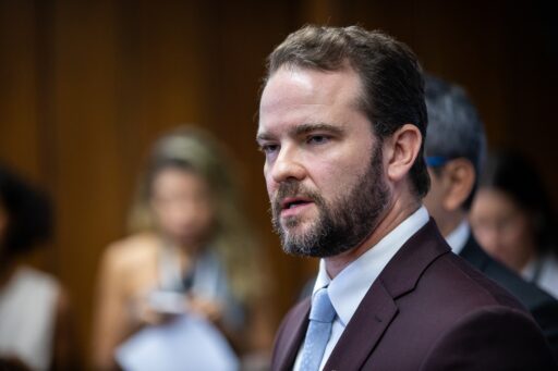 Ministro da Fazenda Dario Durigan em coletiva de imprensa sobre o uso do FGTS.
