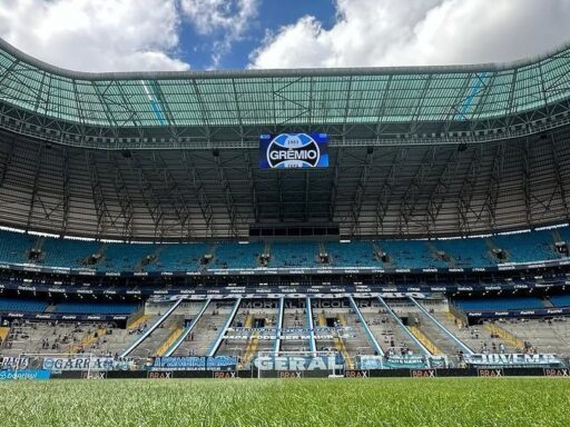 Jogadores de Grêmio e Santos em campo durante partida do Brasileirão.