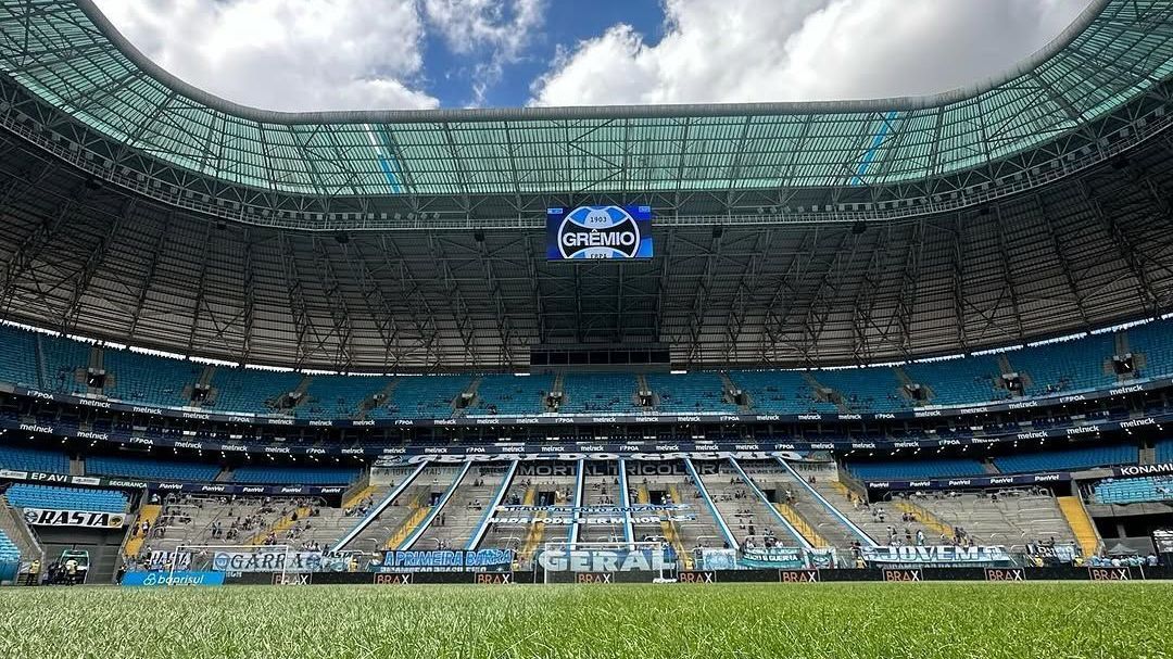 Jogadores de Grêmio e Santos em campo durante partida do Brasileirão.