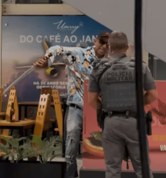 Polícia imobiliza homem com espada em aeroporto.