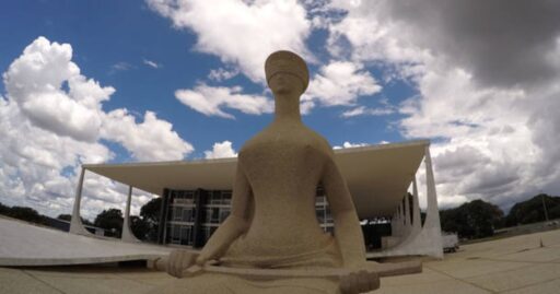 Martelo de juiz representando a judicialização de críticas.