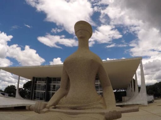Martelo de juiz representando a judicialização de críticas.