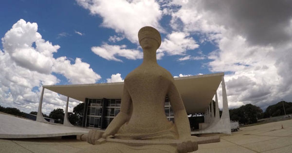 Martelo de juiz representando a judicialização de críticas.