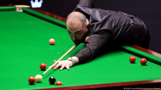 Hossein Vafaei durante partida de snooker no Mundial de 2026.