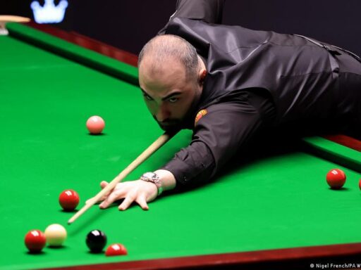 Hossein Vafaei durante partida de snooker no Mundial de 2026.