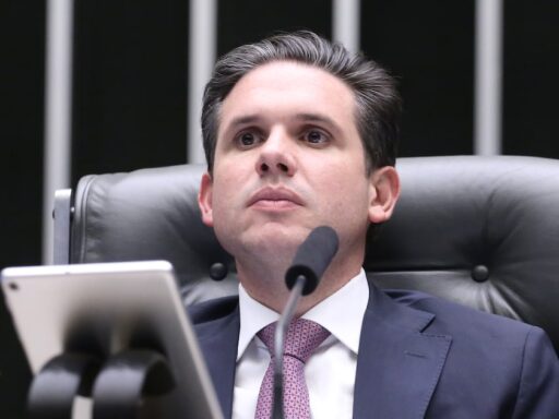 Trabalhadores em ambiente corporativo discutindo jornada de trabalho.