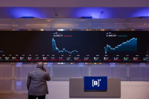Gráfico do Ibovespa em queda durante pregão na bolsa.