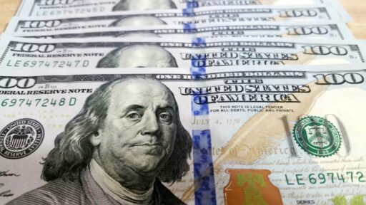 Ibovespa recua e dólar sobe a R$ 5 com tensões geopolíticas e balanços corporativos em contexto de Finanças do Brasil