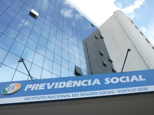 Fachada de agência do INSS com logo institucional.