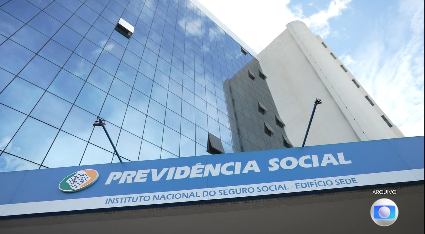 Fachada de agência do INSS com logo institucional.