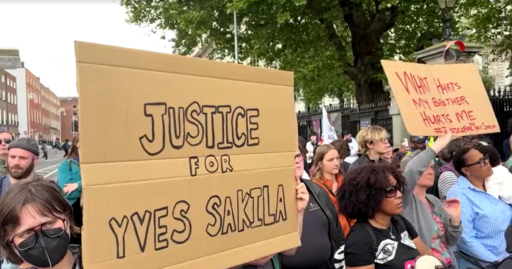Manifestantes protestam em frente ao parlamento irlandês após morte de congolês.