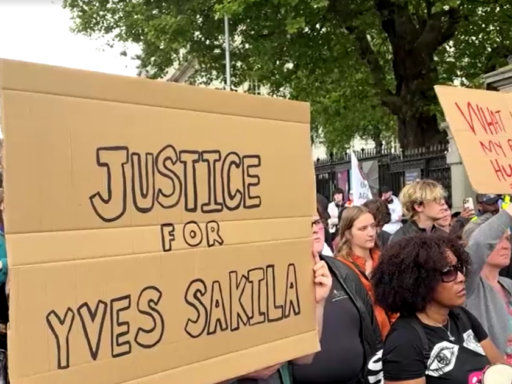 Manifestantes protestam em frente ao parlamento irlandês após morte de congolês.