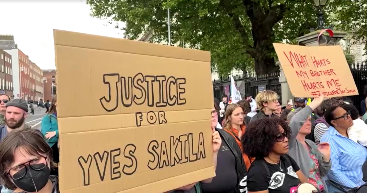 Manifestantes protestam em frente ao parlamento irlandês após morte de congolês.