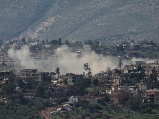Fumaça no Líbano após um ataque israelense neste domingo.