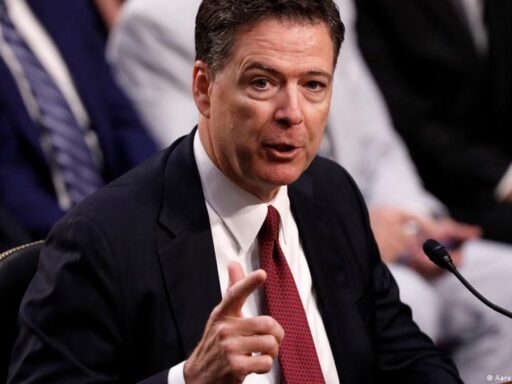 James Comey comparece ao tribunal em Alexandria após acusações.