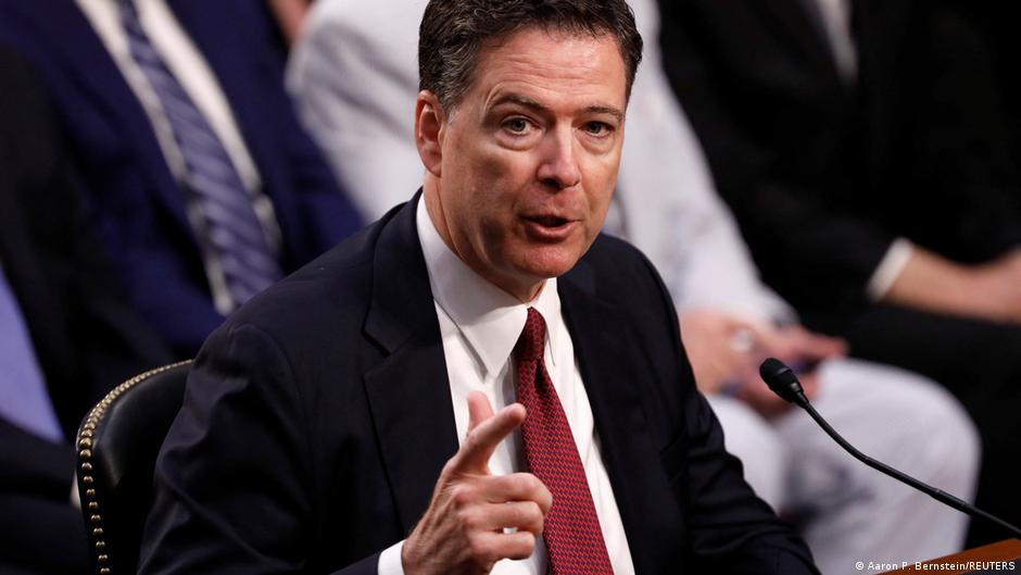 James Comey comparece ao tribunal em Alexandria após acusações.