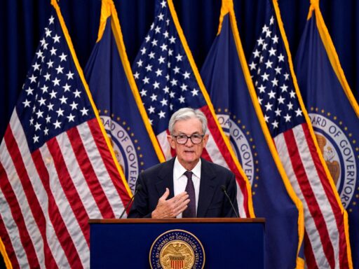 Jerome Powell anuncia permanência como diretor do Fed após fim de mandato na presidência em contexto de Finanças do Brasil
