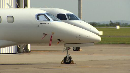 Aeronave executiva em pátio de aeroporto.