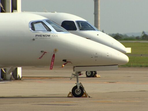 Aeronave executiva em pátio de aeroporto.