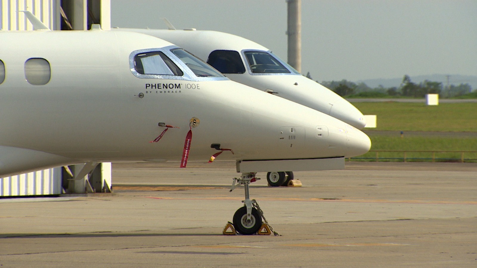 Aeronave executiva em pátio de aeroporto.