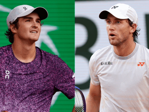O tenista brasileiro João Fonseca em ação durante partida em Roland Garros.
