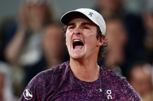 João Fonseca em partida de tênis durante Roland Garros.