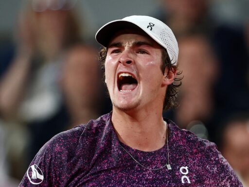 João Fonseca em partida de tênis durante Roland Garros.