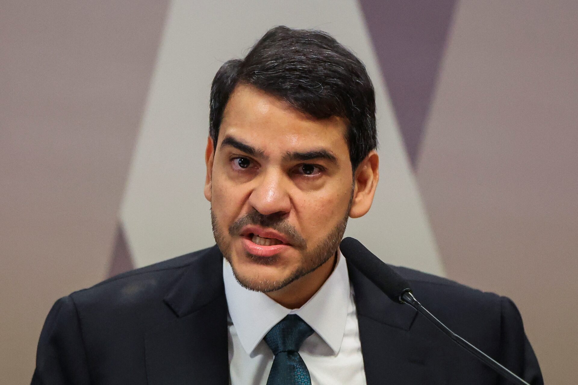 Jorge Messias durante sabatina na CCJ para vaga no STF.