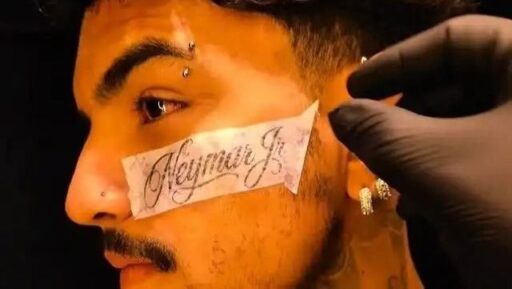 Jovem com o nome de Neymar tatuado no rosto após convocação.