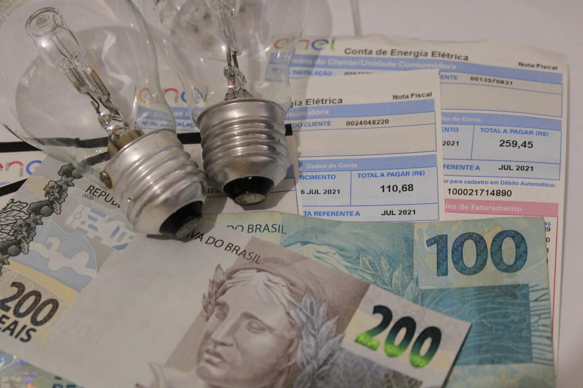 Justiça suspende indenização bilionária a transmissoras de energia e determina devolução de valores em contexto de Política Econômica