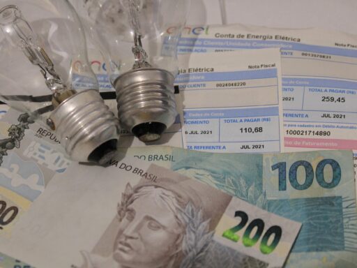 Justiça suspende indenização bilionária a transmissoras de energia e determina devolução de valores em contexto de Política Econômica