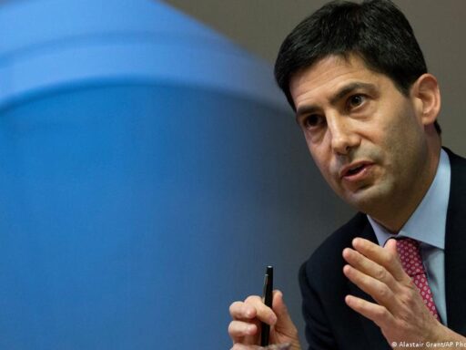 Kevin Warsh assume presidência do Federal Reserve sob questionamentos sobre independência em contexto de Economia Global