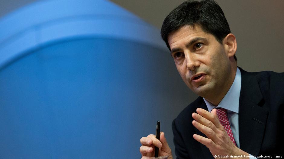 Kevin Warsh assume presidência do Federal Reserve sob questionamentos sobre independência em contexto de Economia Global