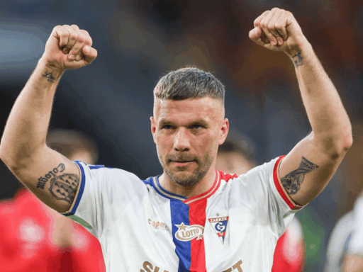 Lukas Podolski sendo homenageado pela torcida do Gornik.