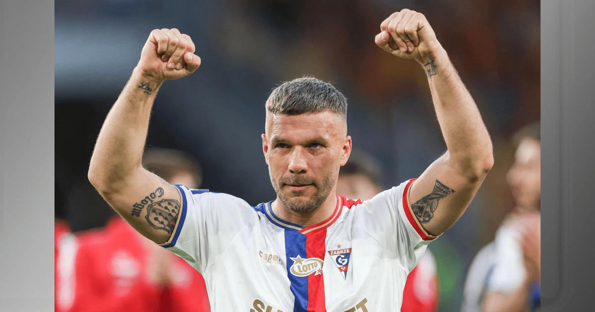 Lukas Podolski sendo homenageado pela torcida do Gornik.