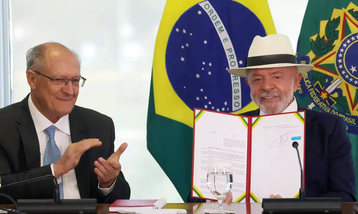 Presidente Lula assina decreto do acordo comercial entre Mercosul e União Europeia.
