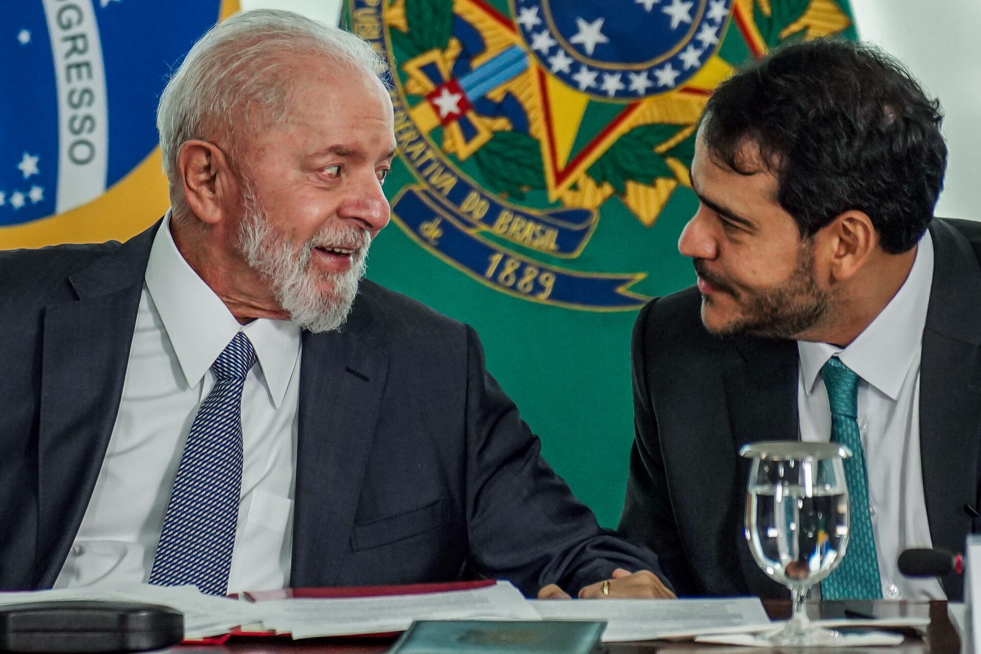 Presidente Lula em conversa com o advogado-geral da União, Jorge Messias.