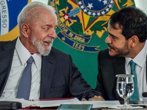 Presidente Lula em conversa com o advogado-geral da União, Jorge Messias.