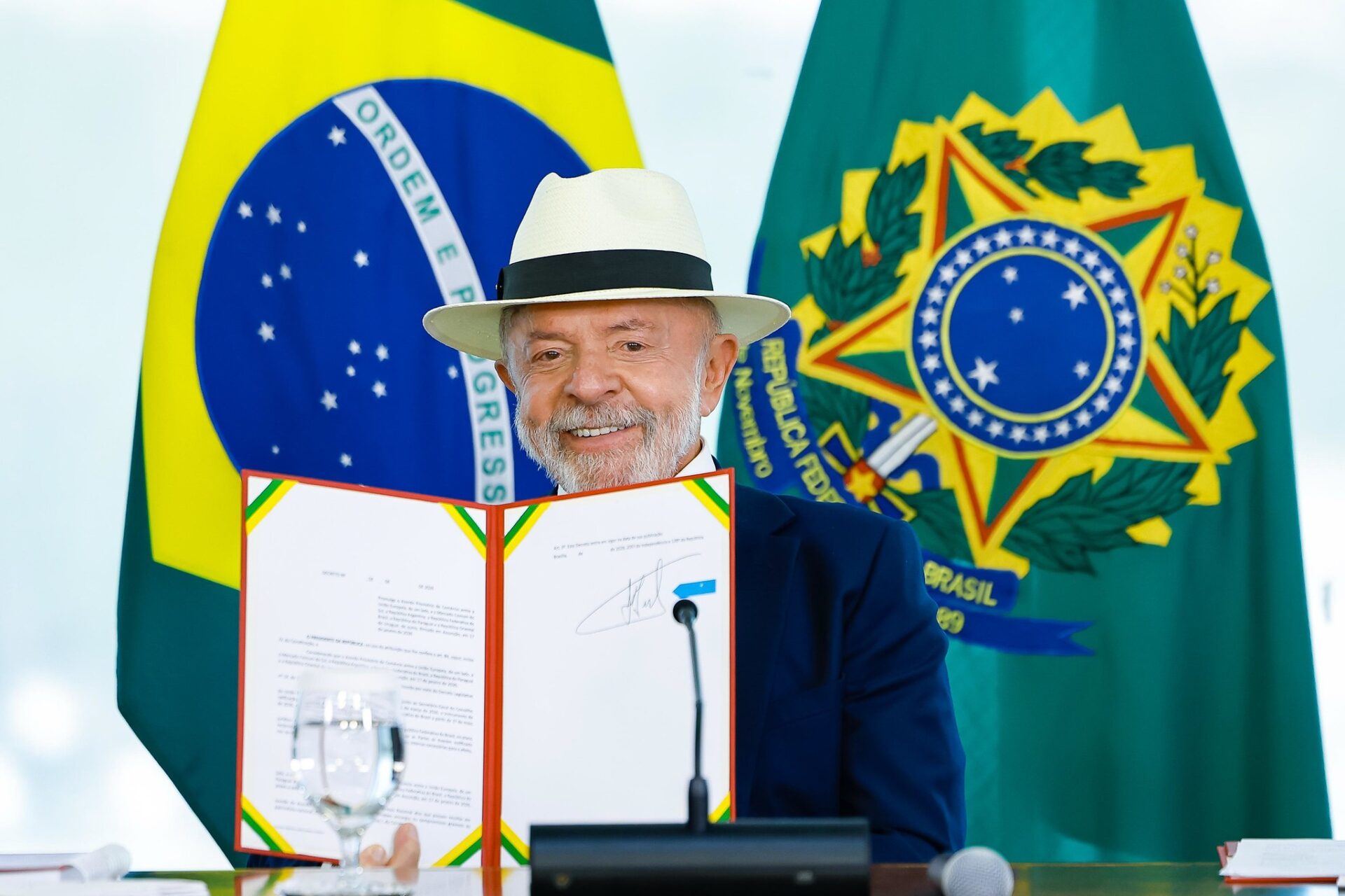 Lula oficializa acordo entre Mercosul e União Europeia; pacto entra em vigor em 1º de maio em contexto de Política Econômica