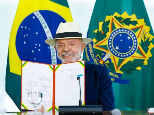 Lula oficializa acordo entre Mercosul e União Europeia; pacto entra em vigor em 1º de maio em contexto de Política Econômica