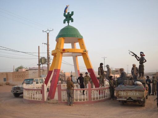 Cidades do Mali sob tensão após ataques coordenados de grupos insurgentes.