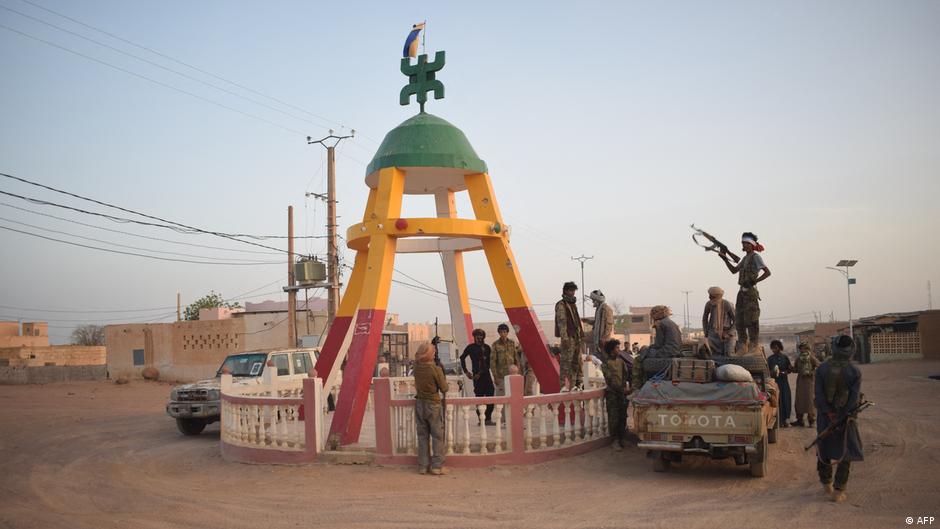 Cidades do Mali sob tensão após ataques coordenados de grupos insurgentes.