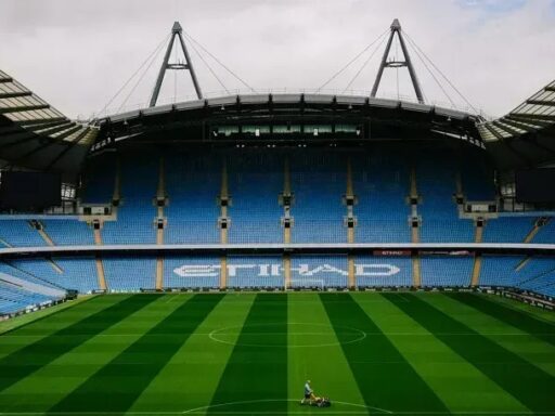 Pep Guardiola sendo homenageado pelo Manchester City no Etihad Stadium.