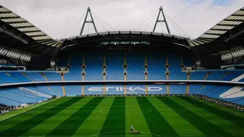 Pep Guardiola sendo homenageado pelo Manchester City no Etihad Stadium.